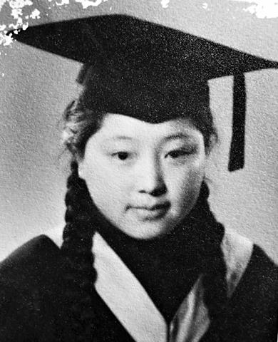 在1930年的清华园里，一批满怀理想的青年才俊鱼贯而入。他们大多来自全国各地的重