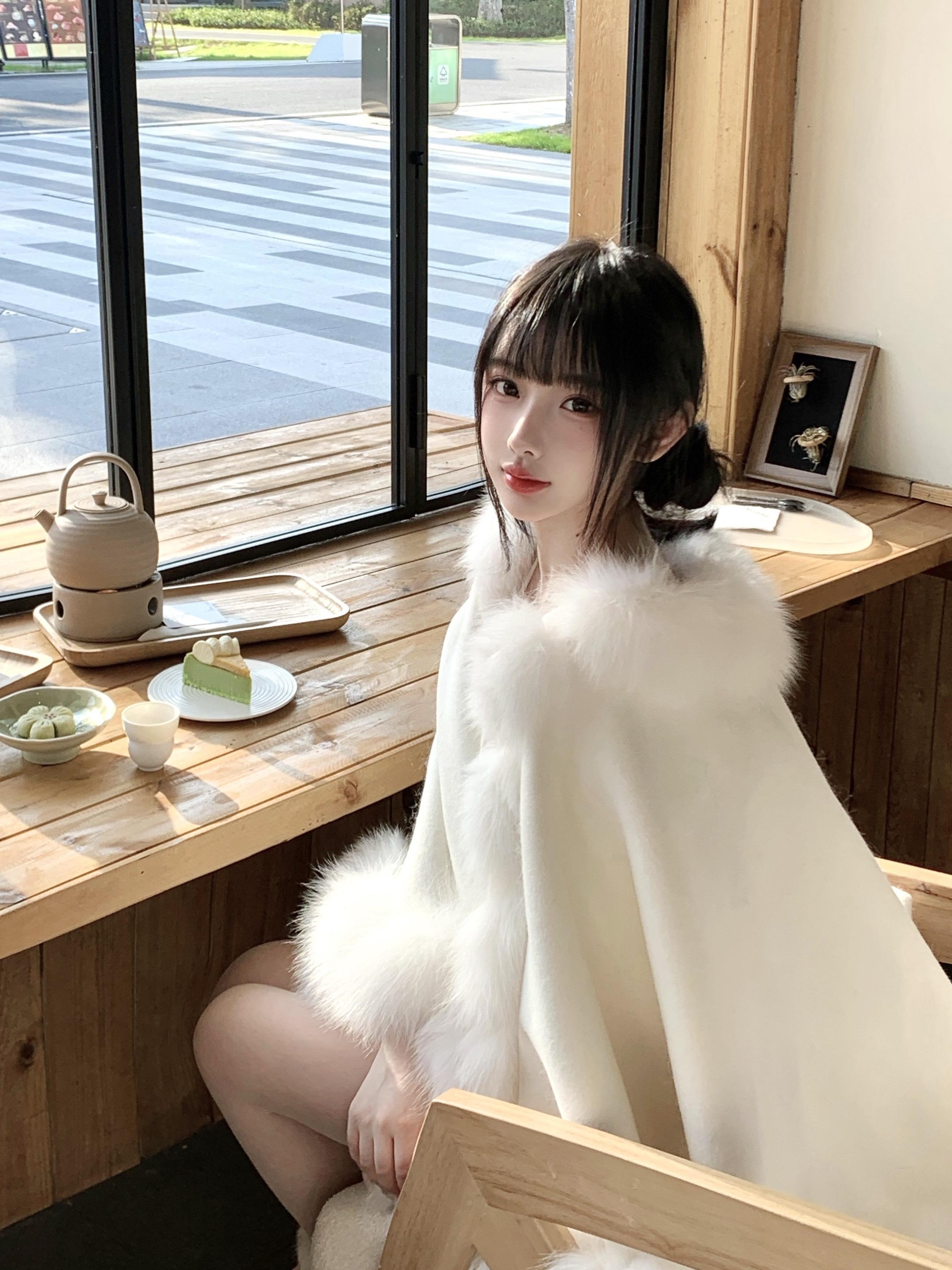 白色斗篷好仙～