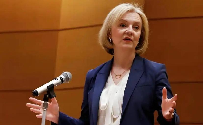 英国前首相特拉斯面对着镜头又激动了！激动的原因自然是因为现任英国首相斯塔默的访华