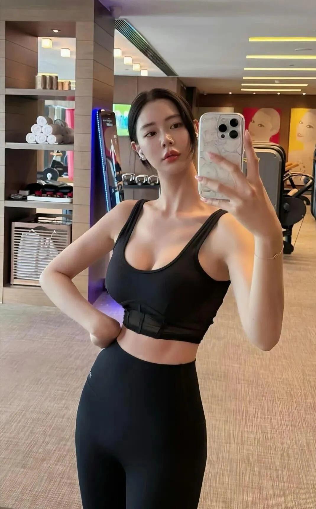 克拉拉｜这身材谁看了不迷糊！
自律的女人最迷人，马甲线+直角肩，妥妥的人间尤物✨