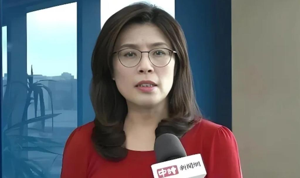 万万没料到，新当选的国民党主席郑丽文，一查才发现她不仅是个“蓝二代”，身上流着那