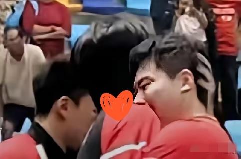 昨晚，当林诗栋在第五局咬着牙顶住压力时，我紧张得关掉了直播。今晨刷到"中国队翻盘