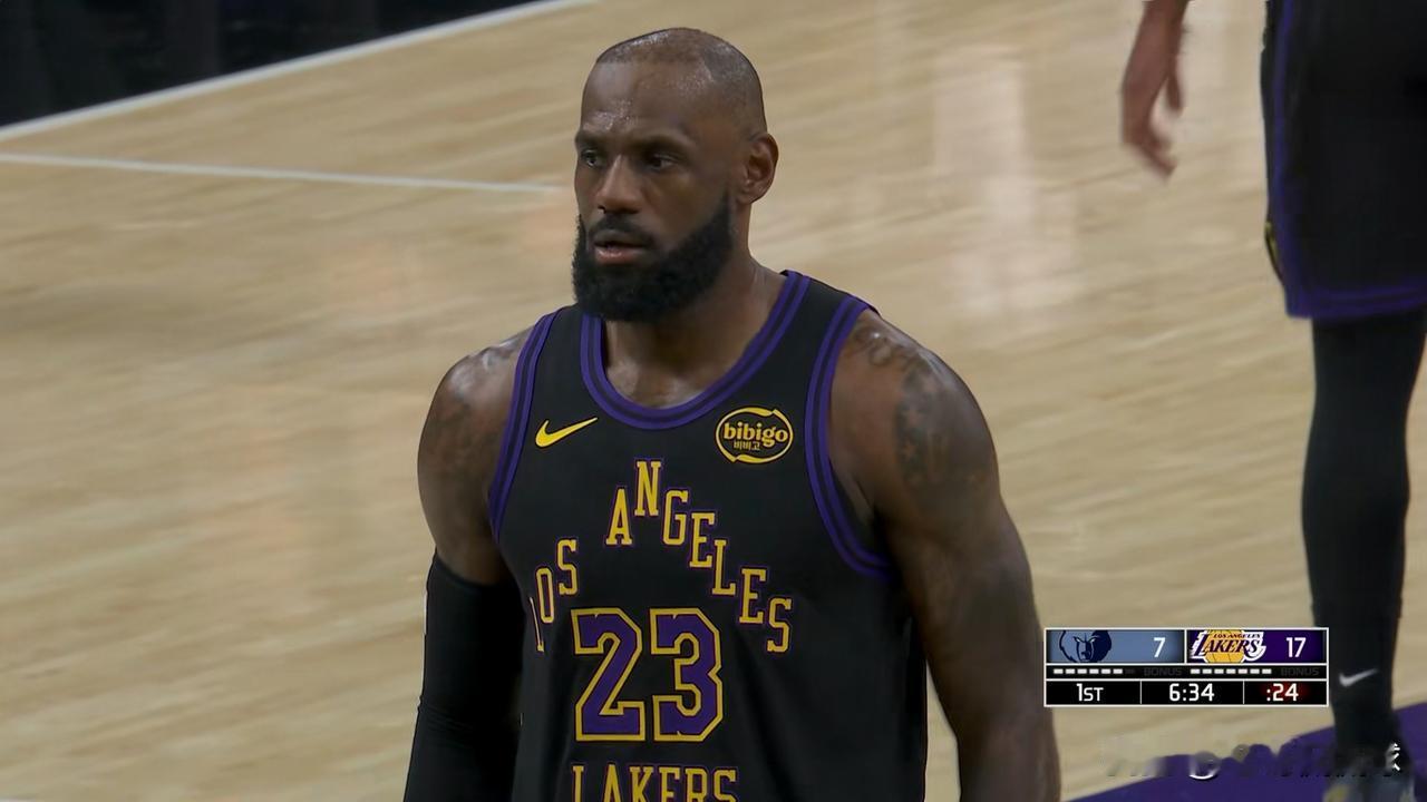 我一定要好好夸夸湖人老将詹姆斯！在今天湖人主场迎战灰熊的比赛中，目前双方半场战罢