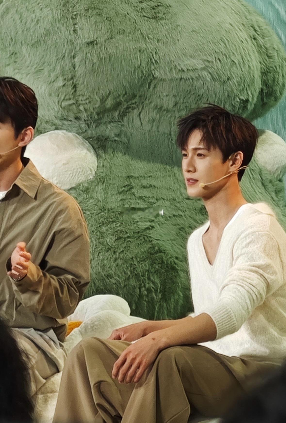 李昀锐今天直播现场生图又紧又窄的一张脸 ​​​