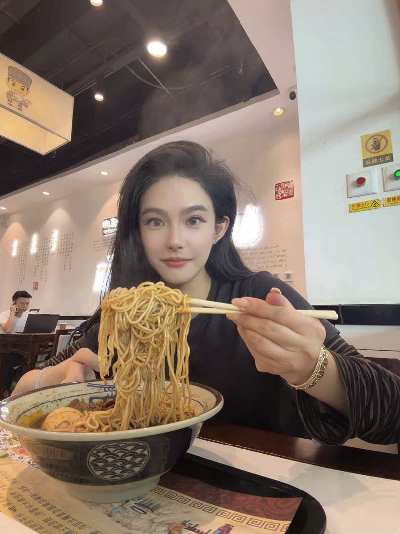 还有10分钟登机✈️《等我把面吃完行不行》！！[笑cry][笑cry][笑cry