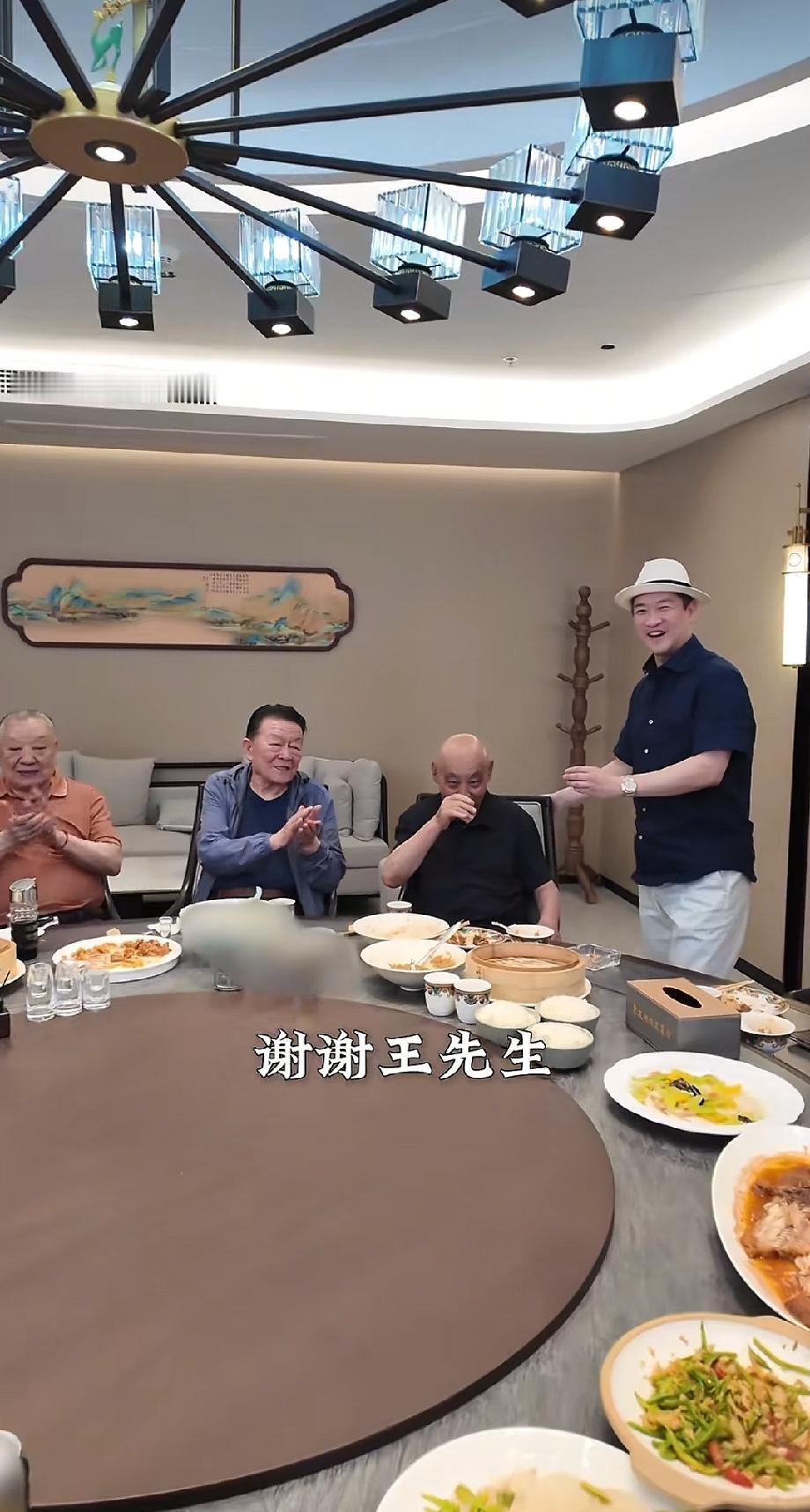 曹云金请客还是这么大方，郭麒麟说过，他从小就大方。

近日，他请王文林等几位相声
