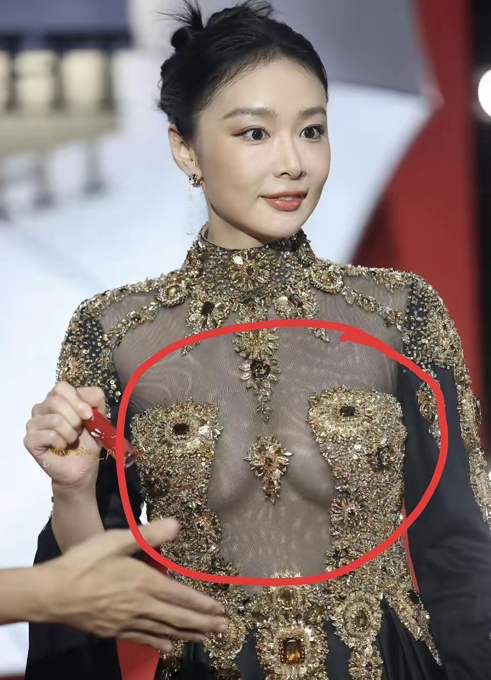 哎呀！“大嫂”穿这透视镂空装，既不显性感，也不见妩媚，更无优雅之态，只让人感觉满