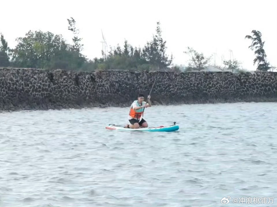 武大靖划船梦回跑男龙舟赛武大靖在 《亲爱的客栈》玩水上运动又想起当年《奔跑吧》龙
