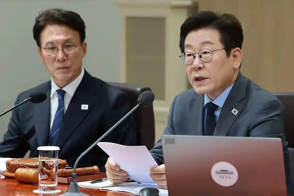 李在明害怕了！  
见讨好美国没有成效后，  
转向想讨好中国，决定从反对韩国内