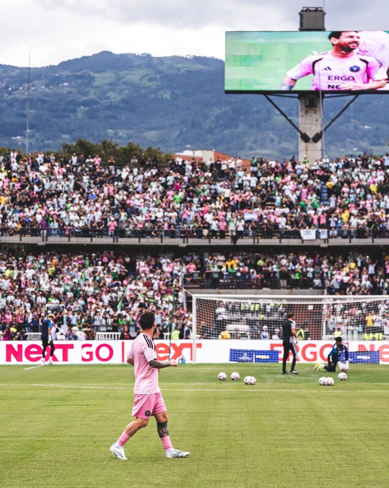 小梅看到大屏幕出现的自己梅西迈阿密国际 vs 国民竞技