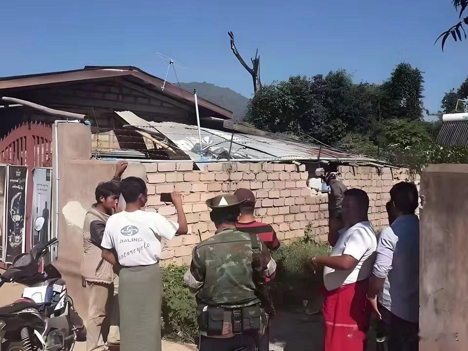 今天传来缅甸掸邦腊戍市城区遭火箭弹袭击引发恐慌并有部分华人紧急撤离的最新消息。据