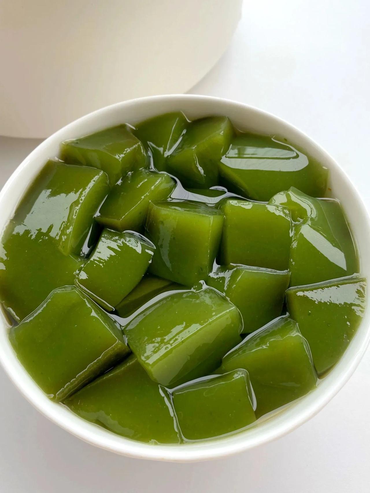 自制凉粉草，味道超好吃的！
      粤西人夏天常喝的糖水!用新鲜的凉粉草制作