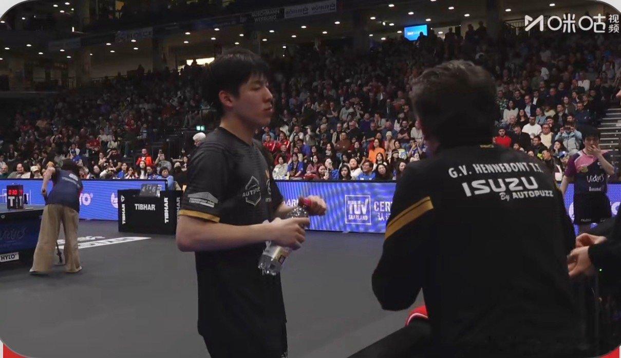 樊振东2-1温瑞博（11-9 11-6 8-11）亨尼邦教练用啥语言和温瑞博沟通