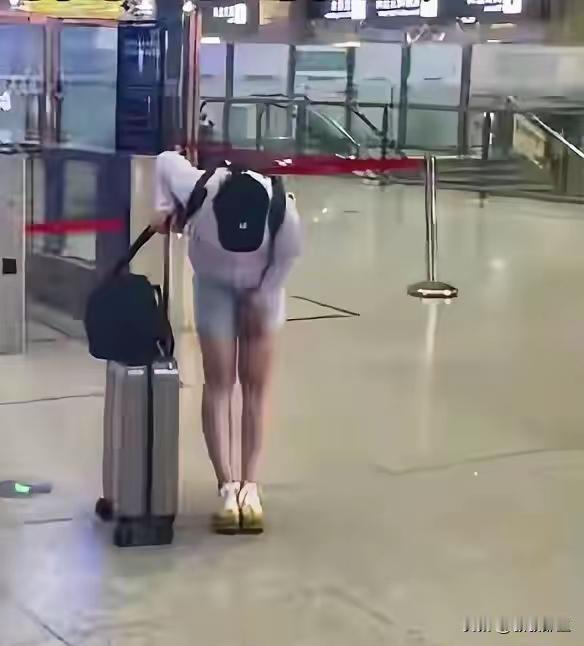 一张普通的照片，
为什么会感动无数妈妈，
无数父母，无数~？

近日一张普通的照