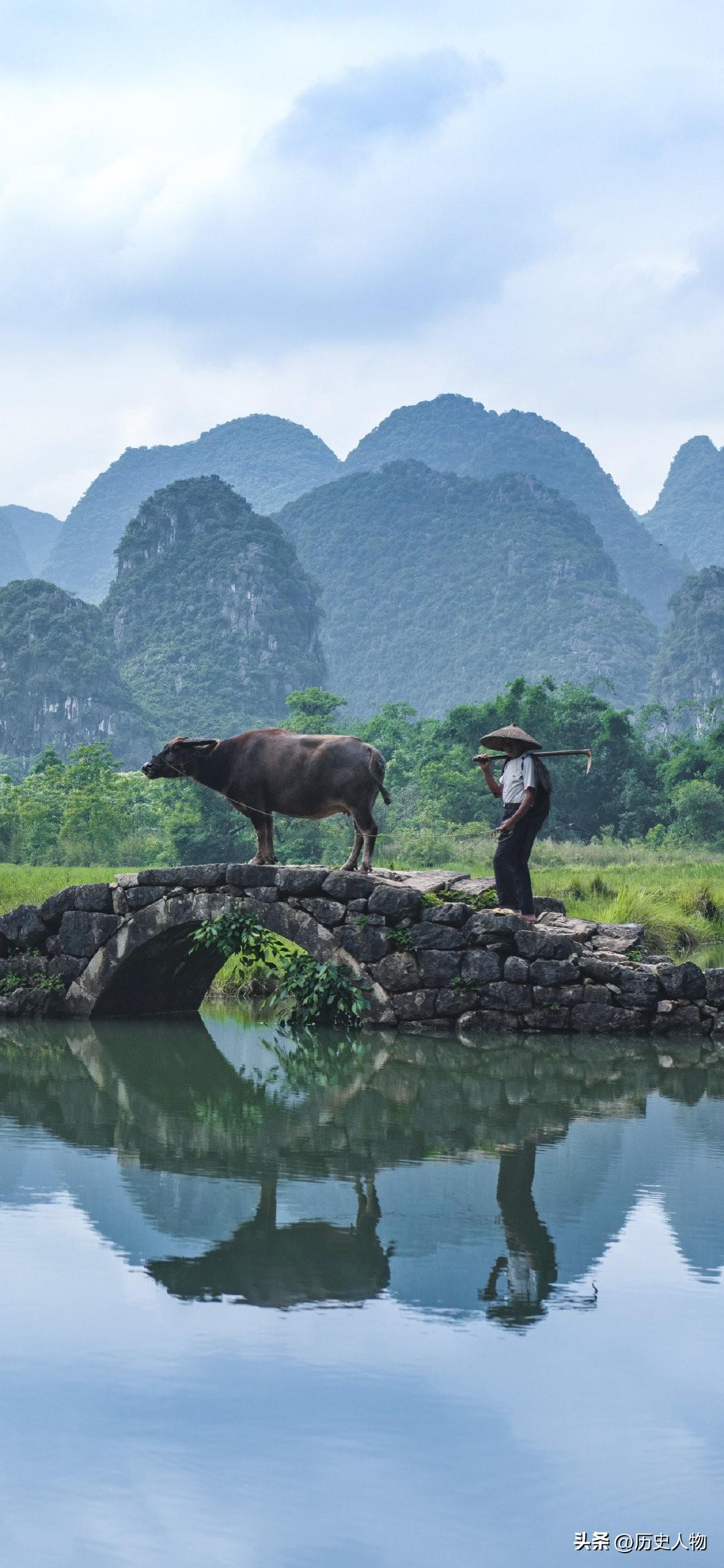 宁静乡村生活，牛儿过桥，农夫挑担，山清水秀，岁月静好。