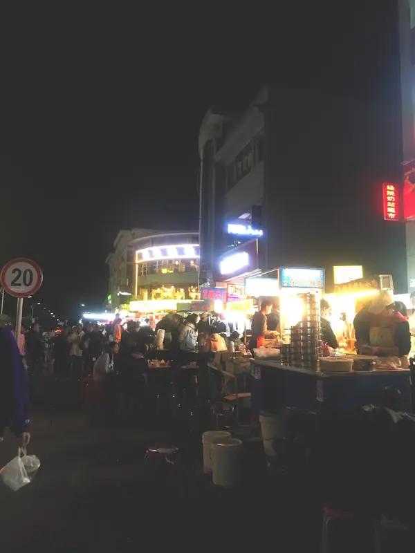 刘强东又跑去逛夜市啦！近日在福州仓山区的祥坂夜市，有网友偶遇他。他穿着粉色T恤，