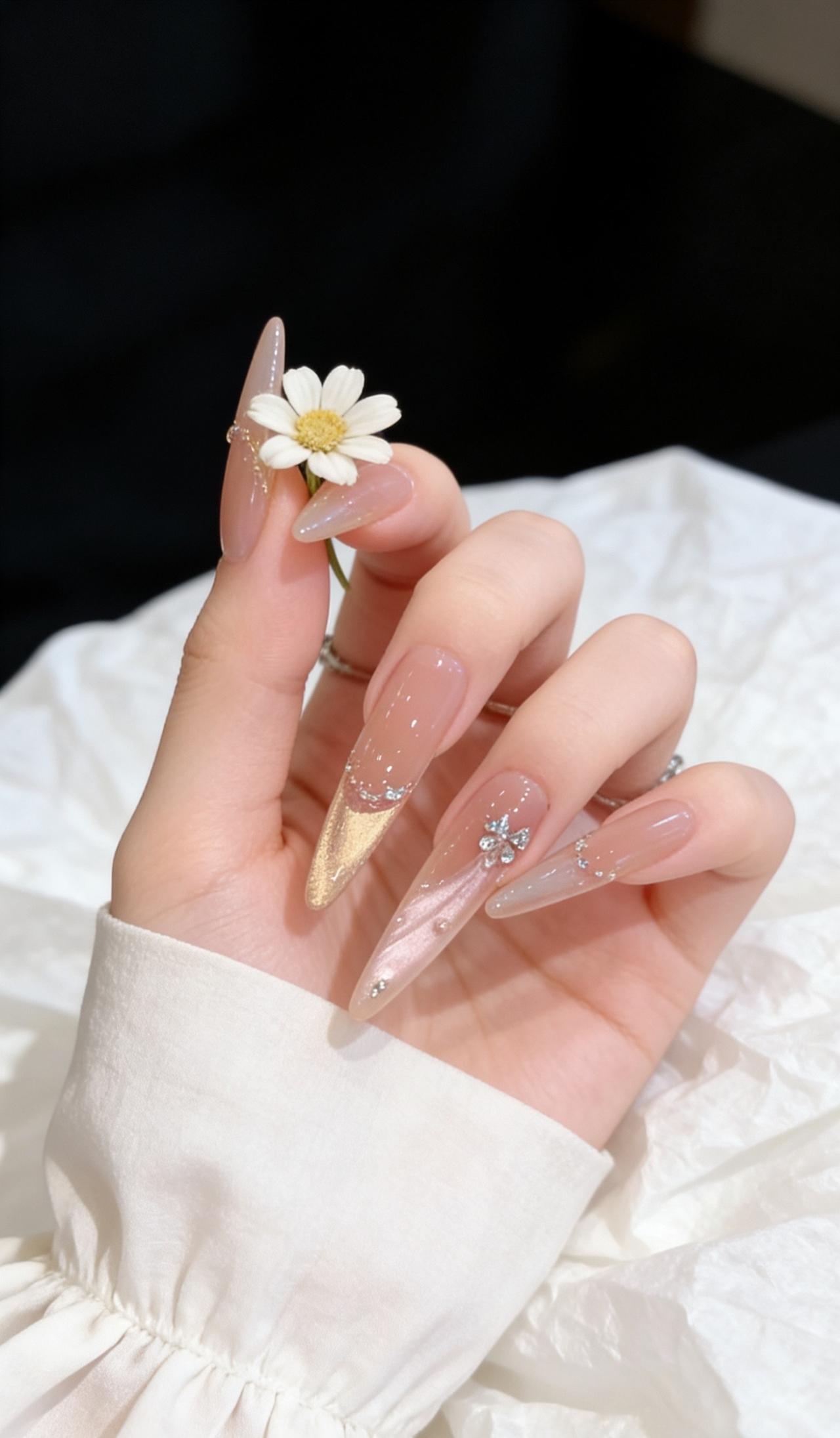 美甲分享 女生美甲ins风高级感 金色美甲款式 裸色美甲加钻 穿戴甲