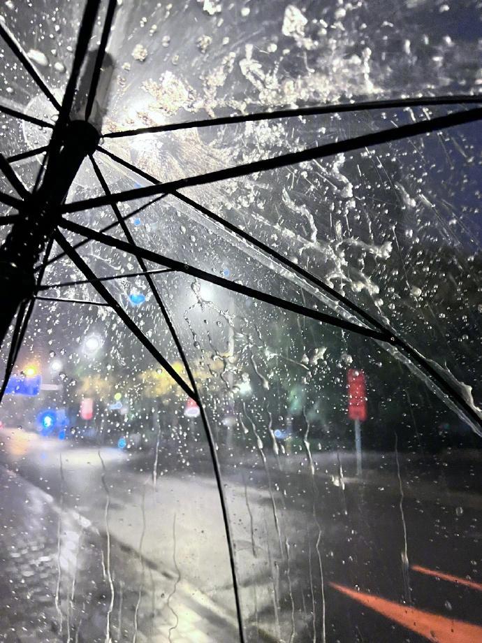 🌧️ ⸝⸝ ⸝⸝ 𝐷𝑎𝑦 ʺ̤“下雨天谈什么浪漫   实线虚线都看不清”