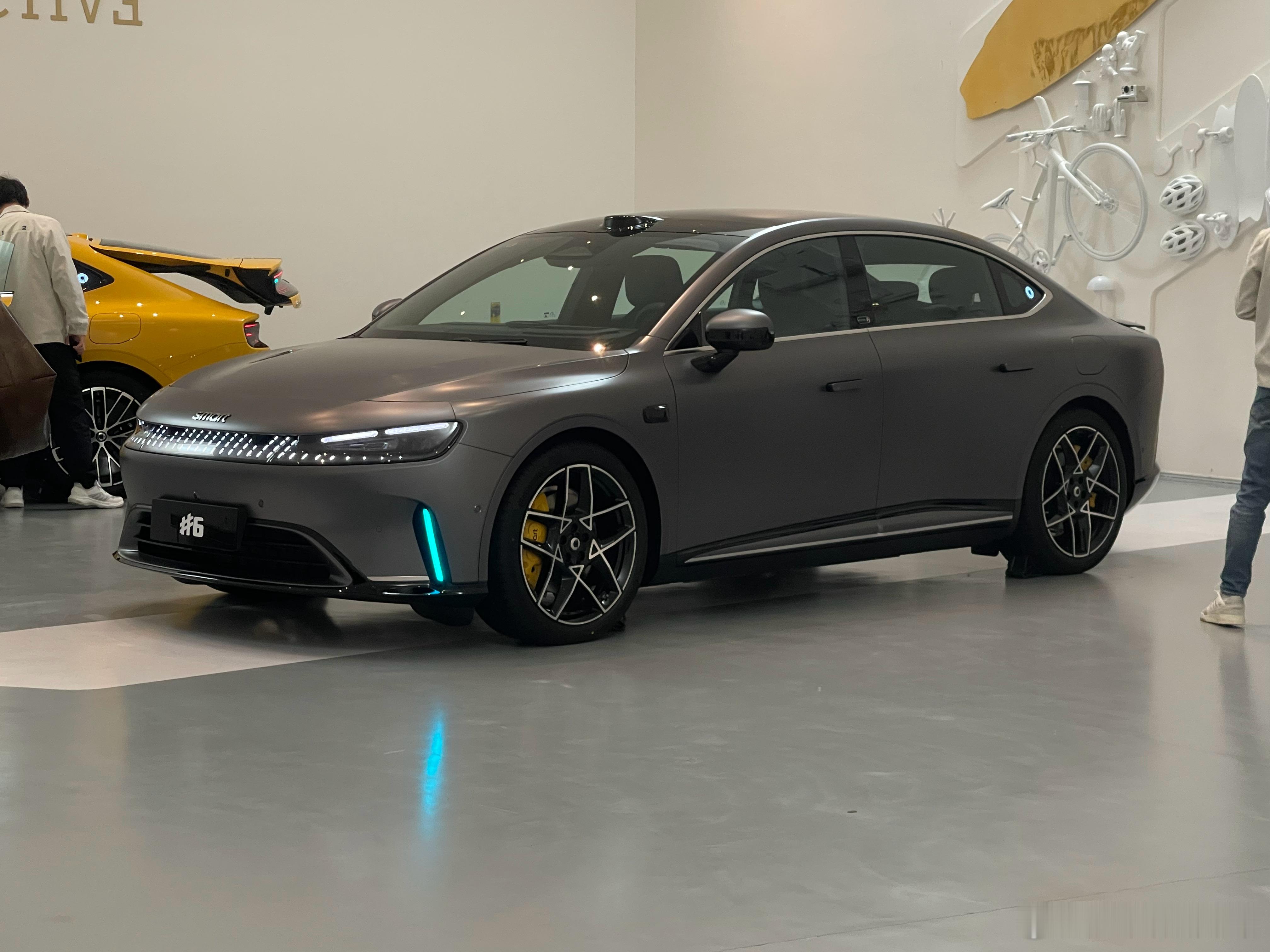 现场帮大家看了smart精灵6 EHD，后排这个空间跷个二郎腿没啥问题，这套音响