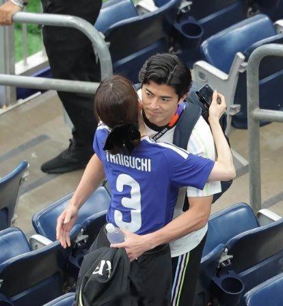 日本和巴西比赛结束后，与妻子泉里香拥抱的谷口彰悟。那种第一时间冲向一直支持自己的