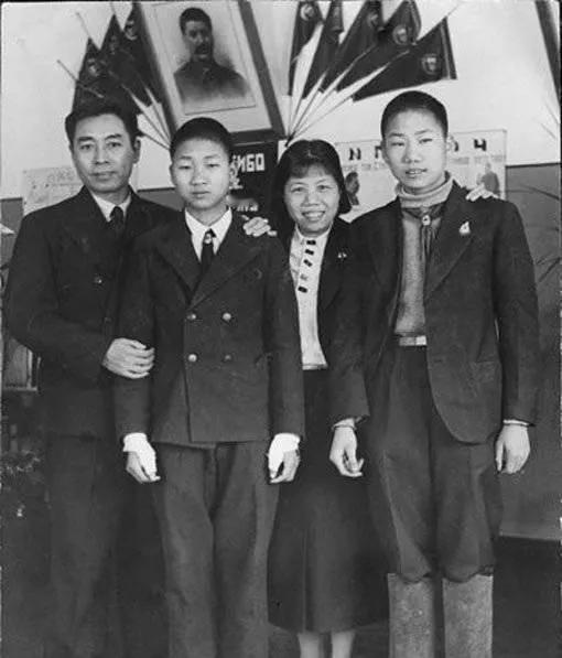 1940年初，周总理在苏联养伤期间和夫人邓颖超同志在莫斯科国际儿童院看望毛岸英、