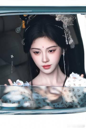 鞠婧祎路透观音相镜头捕捉垂眸温柔时刻，鞠婧祎素白古装搭配眉间朱砂。恬淡静谧神态自