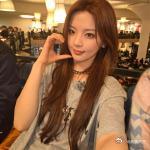 #杨超越秋冬裸色唇妆# 杨超越于乌兹别克斯坦录制，新发色和裸色唇妆，舞台上的她如