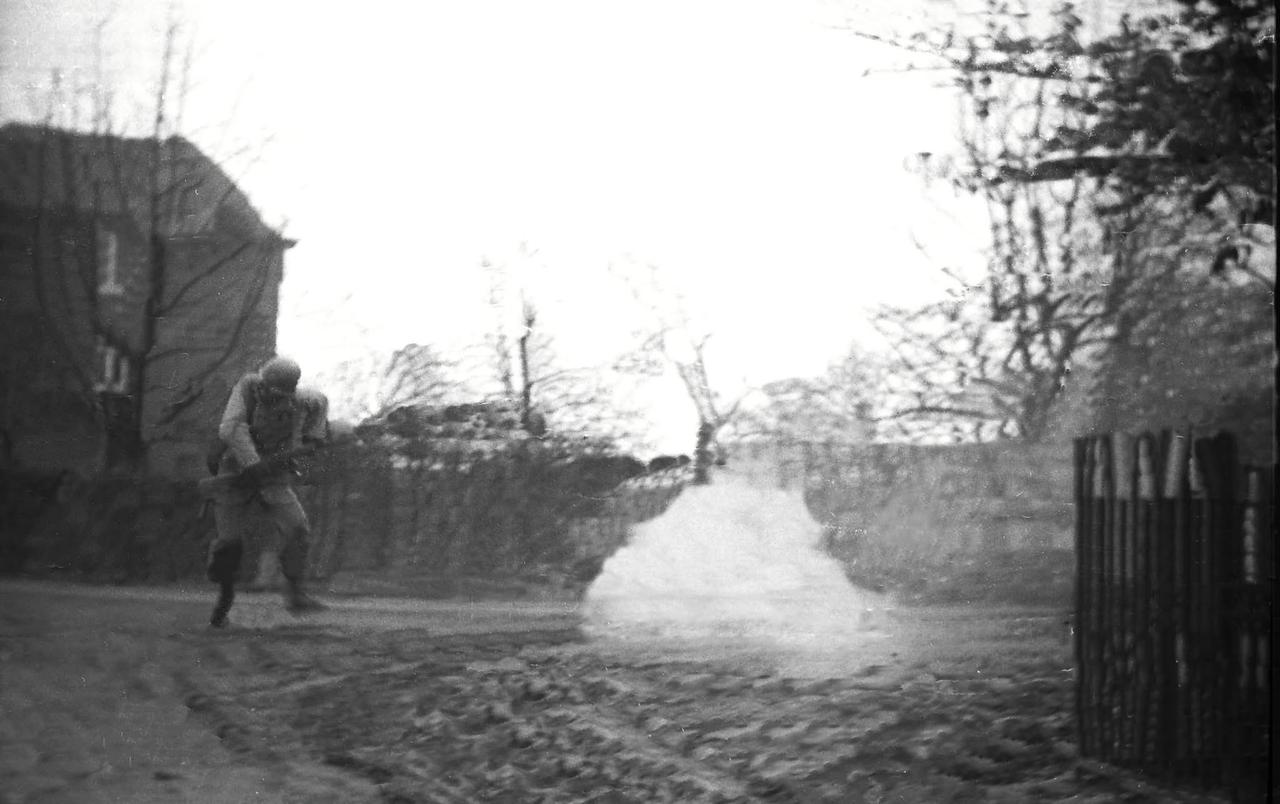 这张照片记录了美国陆军第83步兵师第331步兵团二等兵杰克·威廉·罗斯（1922