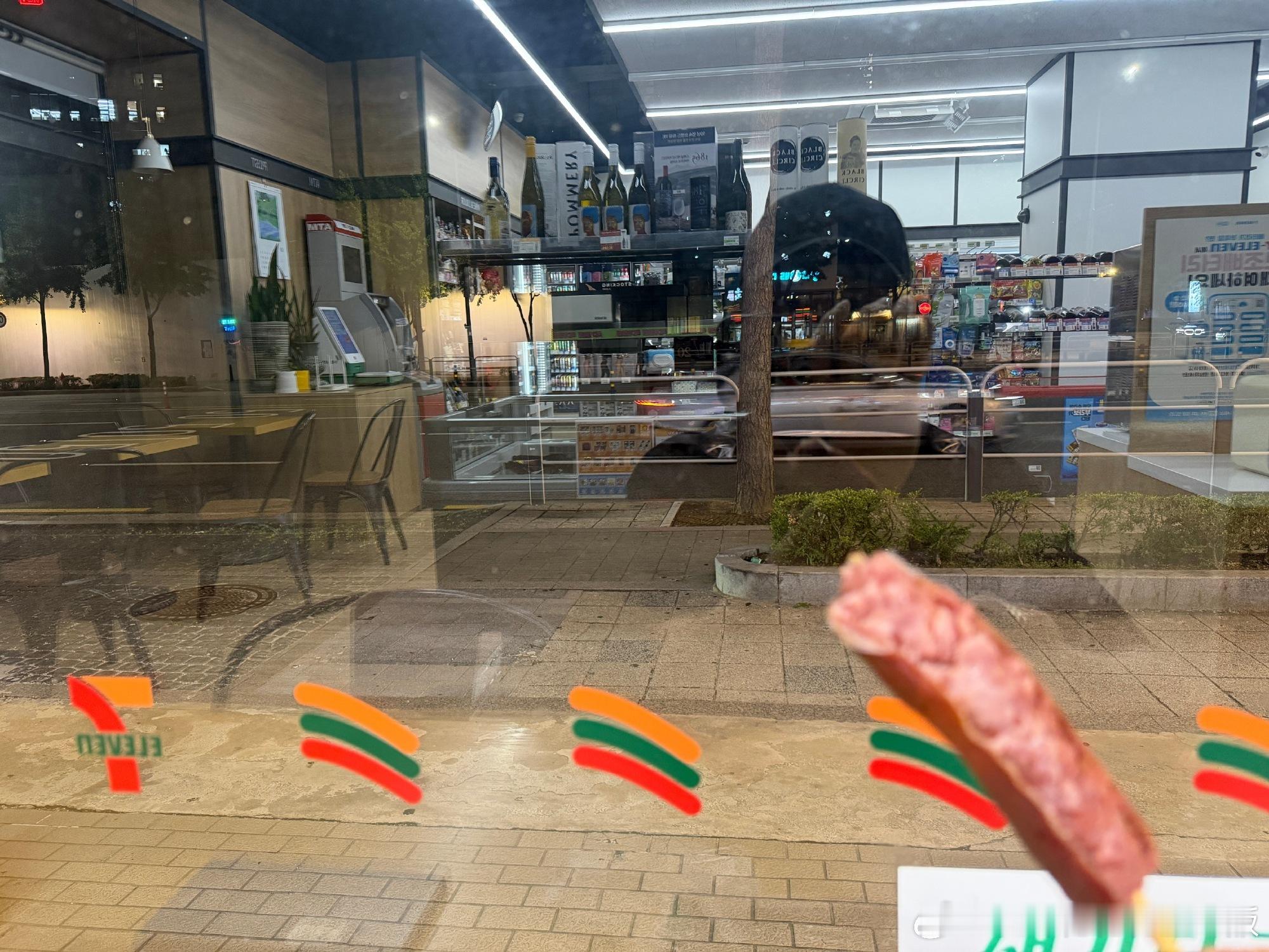 8月的最后一天，陈哲远晒了旅行图，韩国粉丝给他的手信他也特意晒了，此男实在太宠粉