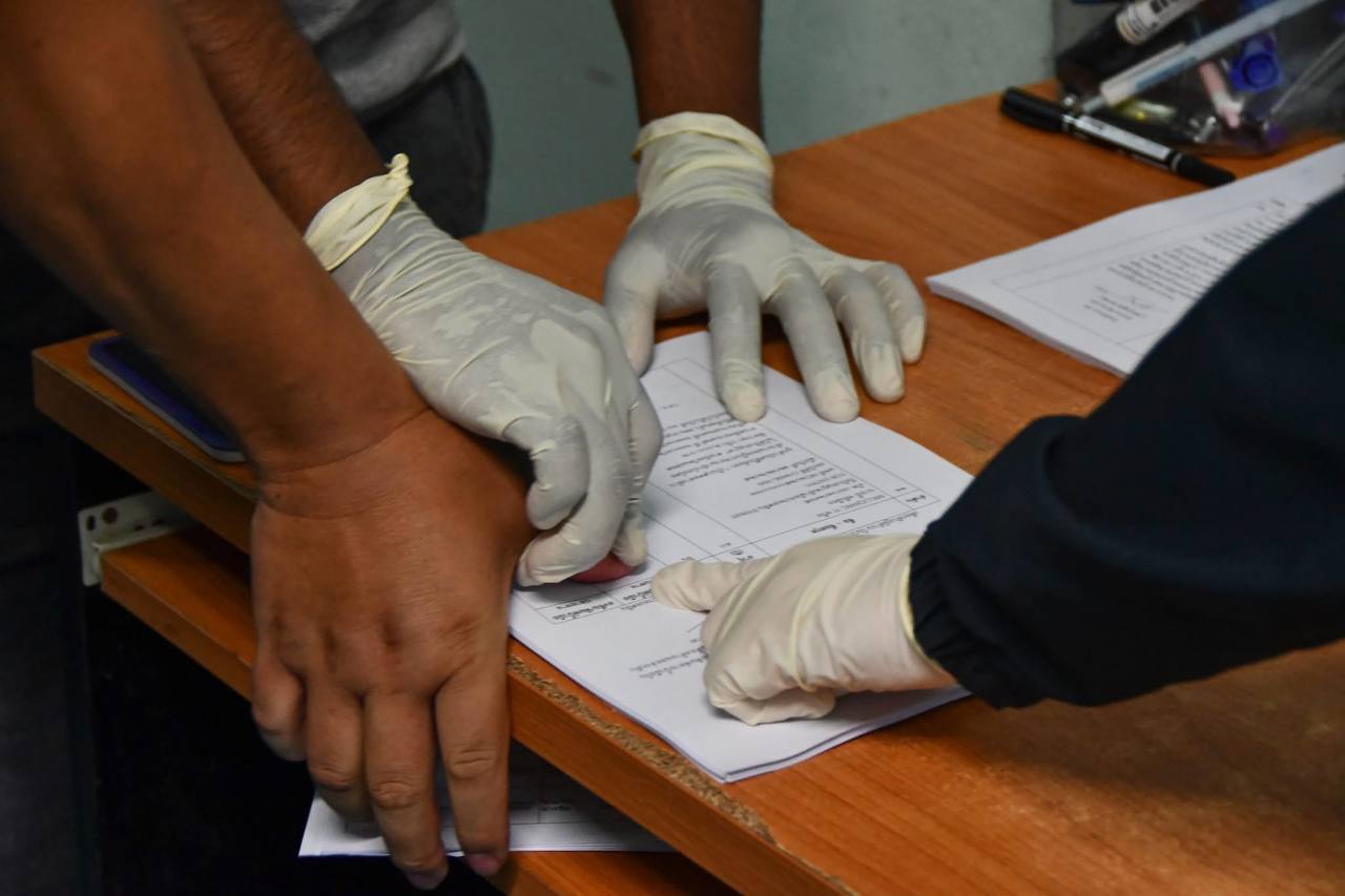 泰国达府移民局配合中方遣返100名中国籍被拘人员2025年12月16日上午10时