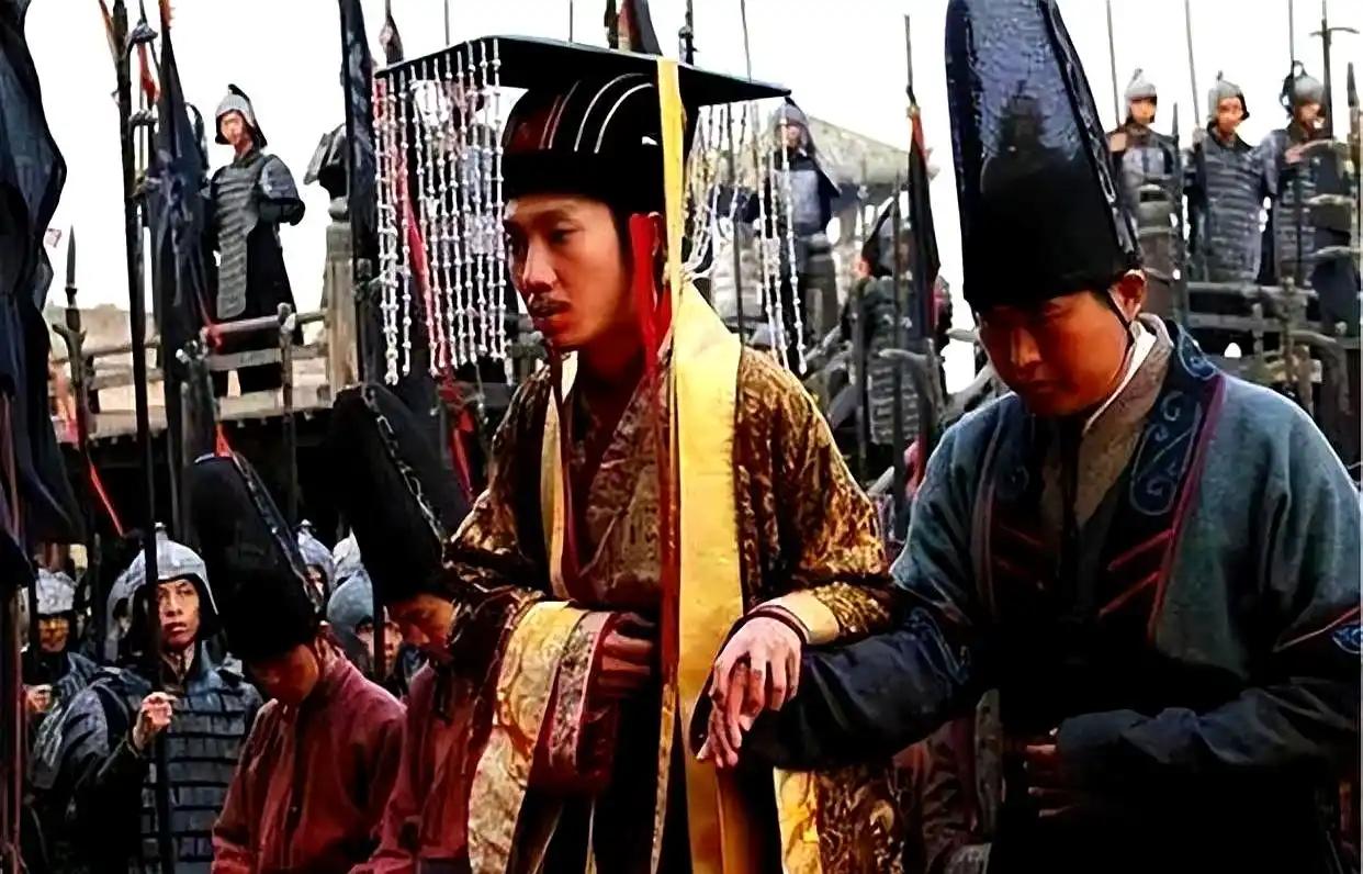 周平王迁都洛邑：一次仓促逃跑，把周天子从"天下共主"降成了"诸侯背景板"

公元