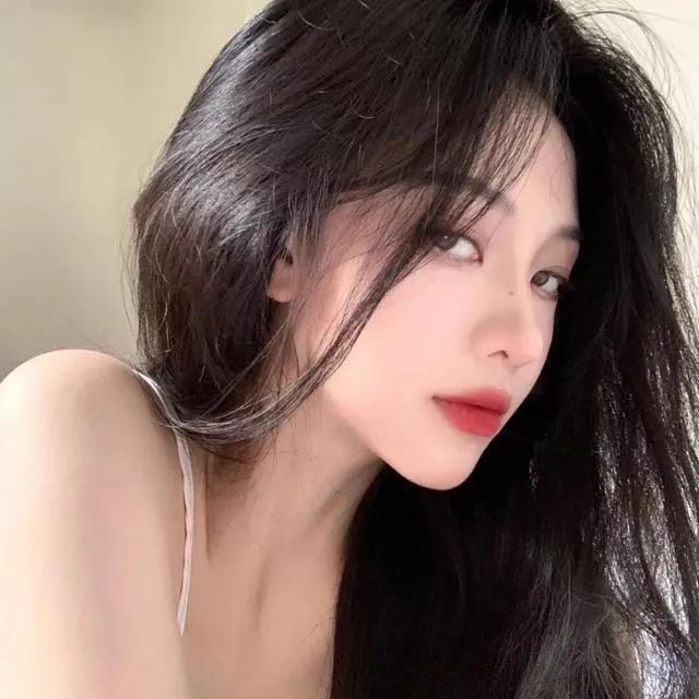 黑发美人，红唇微笑，气质非凡。黑发红唇女神 红唇美人照 黑发女神 黑发辣妹 大红