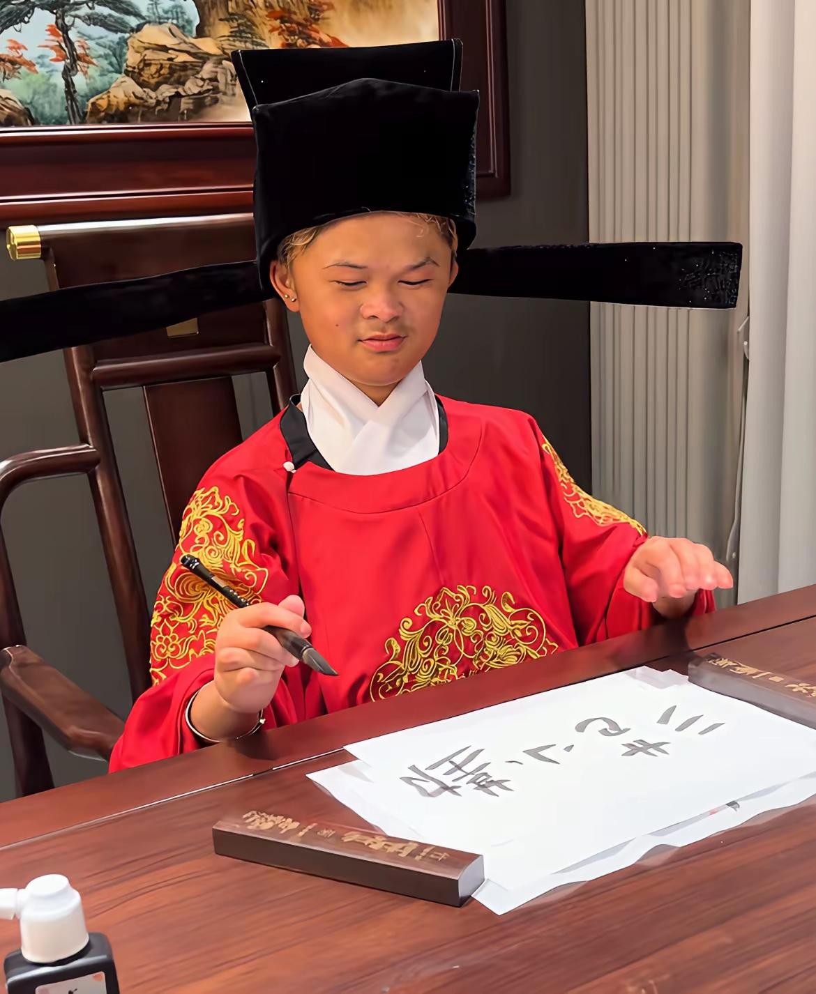 范小勤做梦也没想到，有一天自己能靠卖字为生。他甚至想不到，他随手用毛笔写下的自己