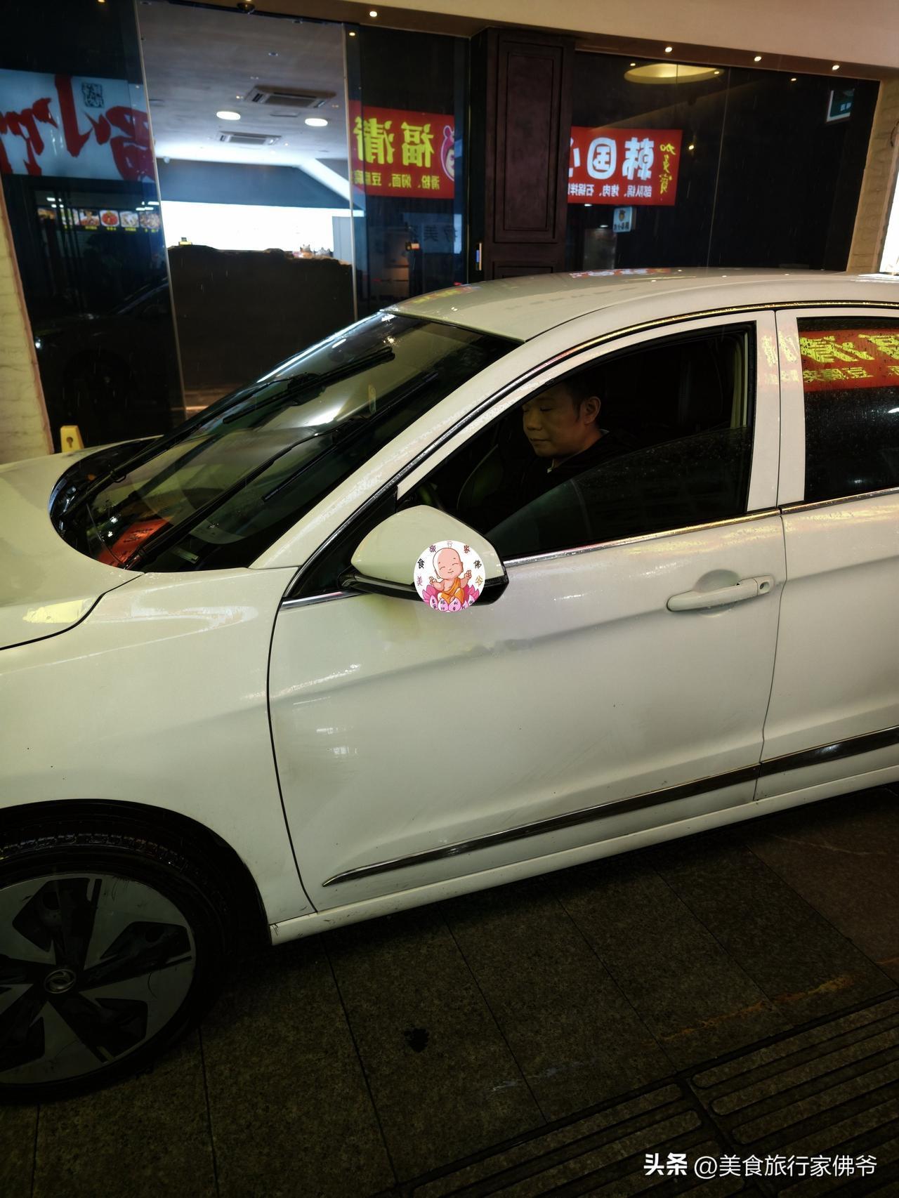 【冠亚广场这样真的很不合理！】昨晚在福州冠亚广场吃饭碰突然大雨！！雨下得那叫一个