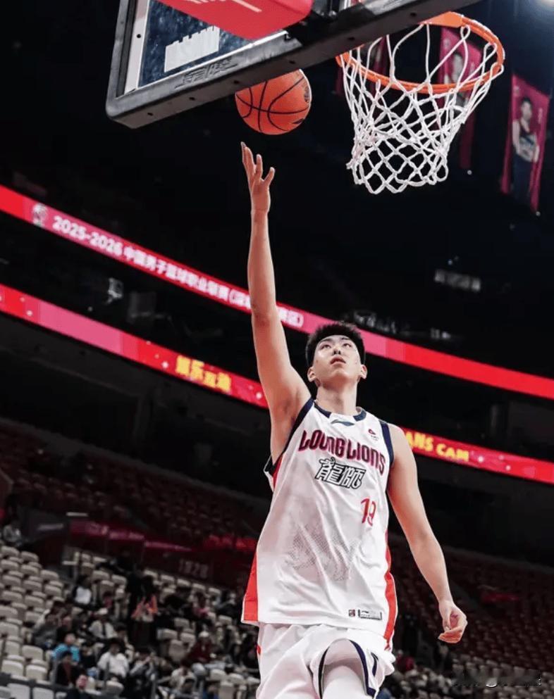 徐昕获5支NBA球队试训邀请，杜峰因肠胃不适暂时离队治疗，助教拉科维奇带队。焦柏