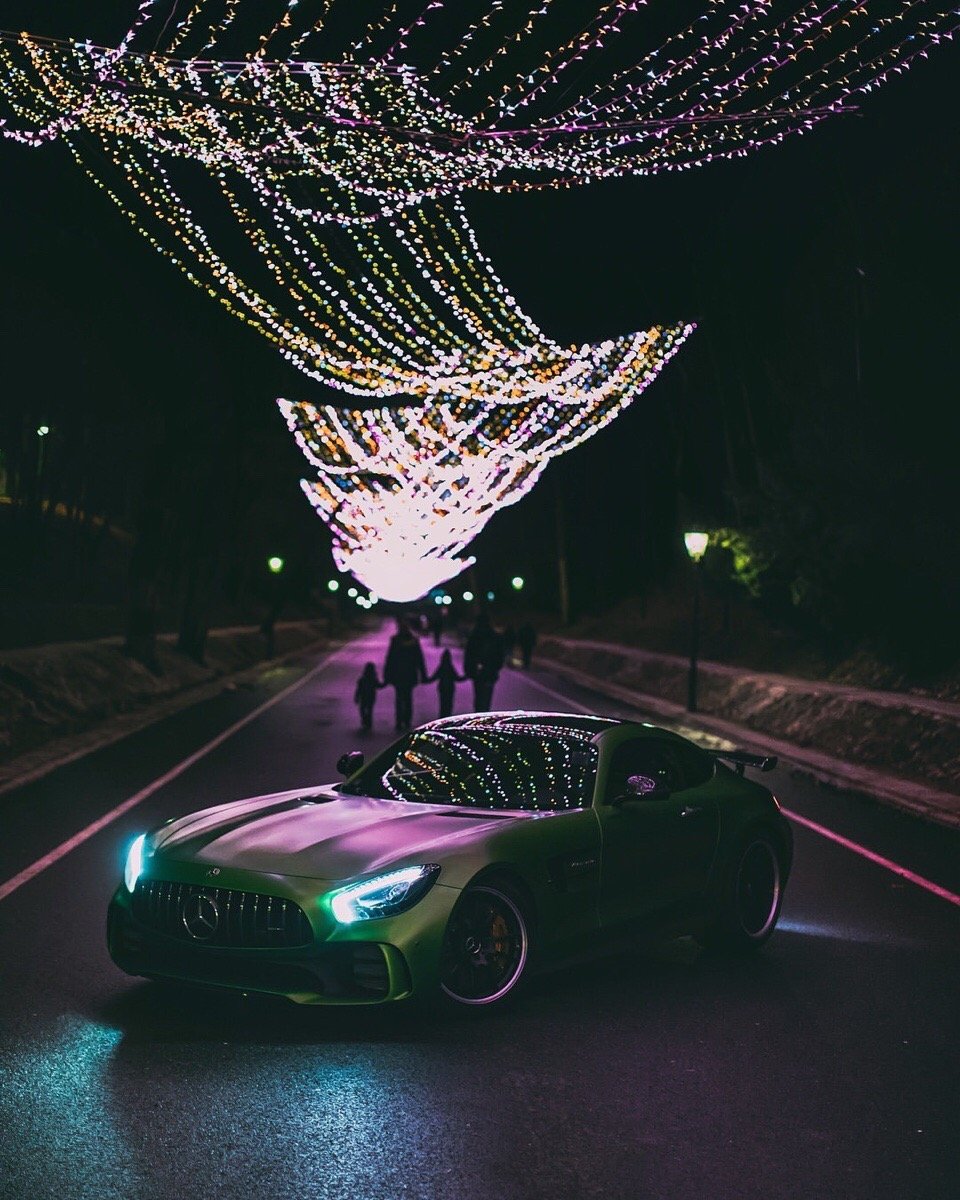 霓虹灯下的奔驰AMG GT-R ​​​