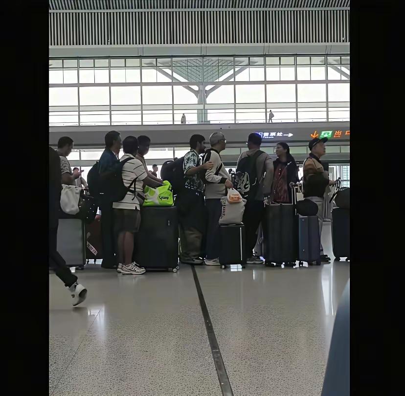 关口排满印度人！允许入境是开放，但不能没规矩没底线吧？
 
刷到口岸密密麻麻的印