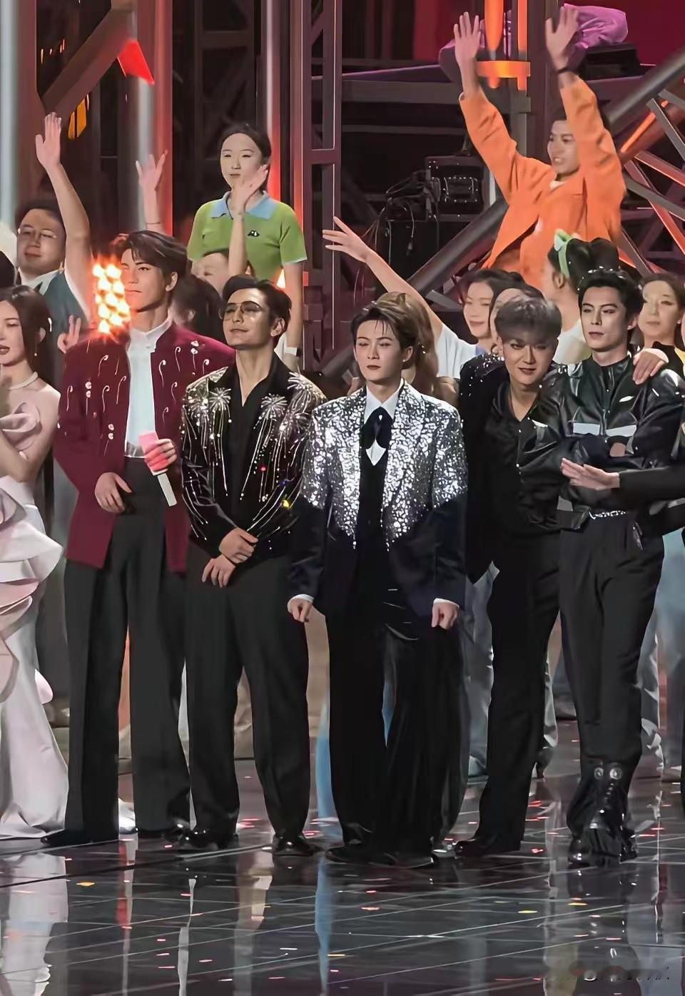 黄晓明的身高堪称世纪谜团
谜底就藏在下面这几点之中
他自己的鞋垫与鞋跟
其他同框