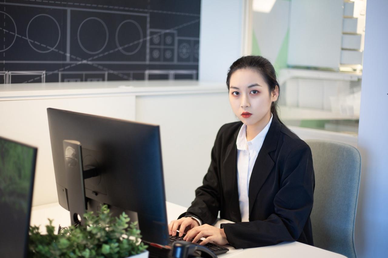 宜家拍出职场丽人
宜家是个出片的好地方，不是吗
佳能5d3➕50 1.8
宜家拍