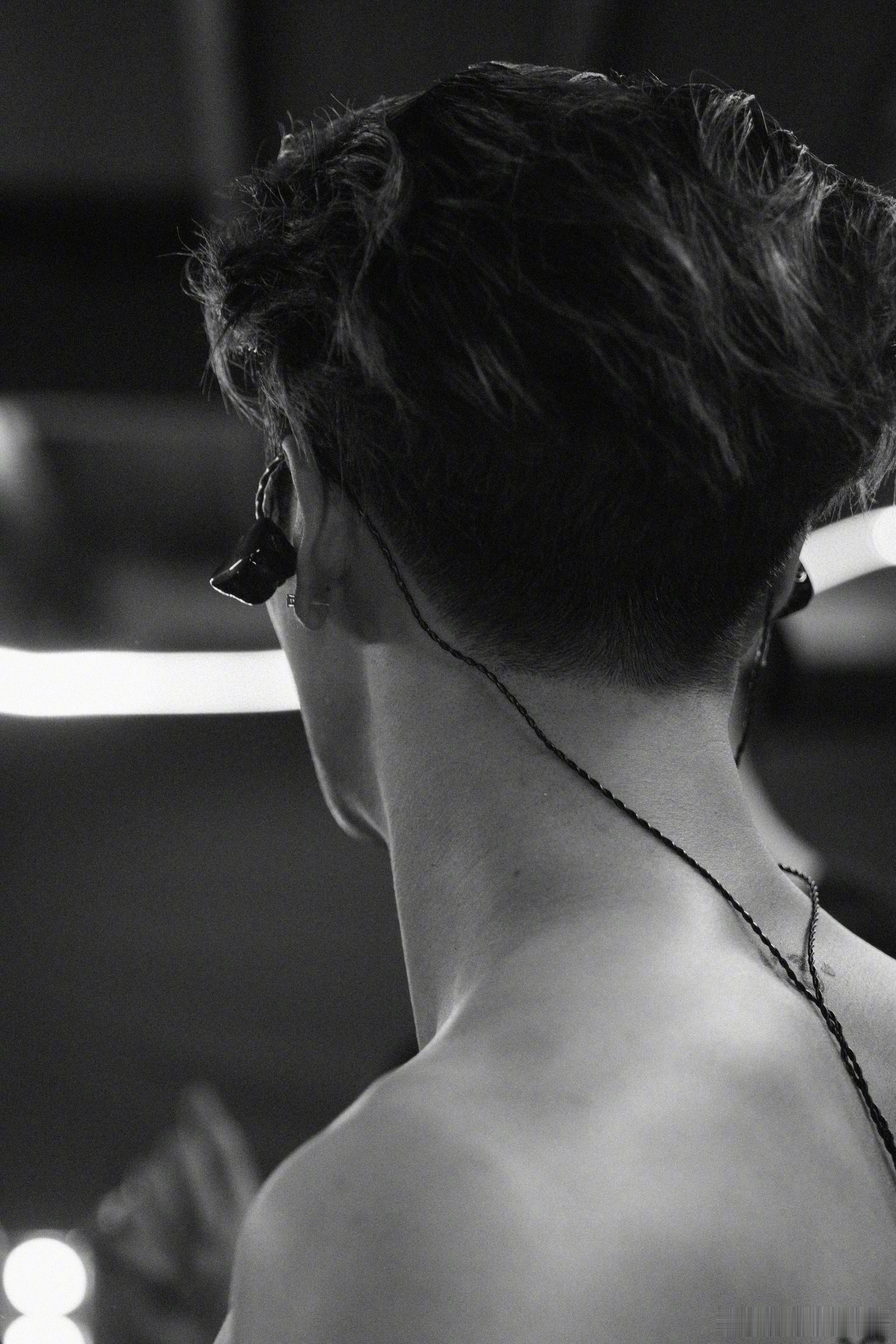 王嘉尔可以不要这么迷人吗 我有点顶不住了 