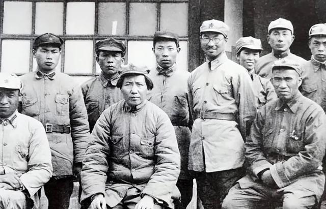 1947年，延安已不安全，毛主席调陈赓来保卫陕甘宁，陈赓却一句话不说，会上不表态
