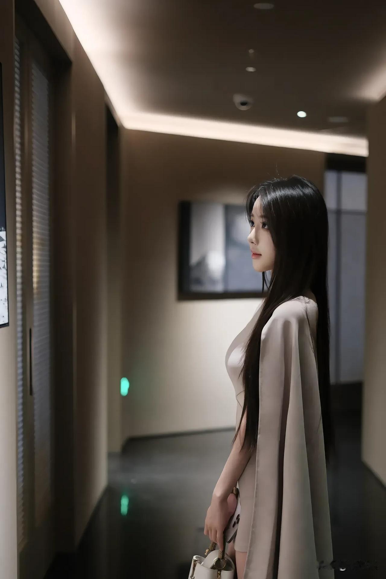 月华如练，美人如画。