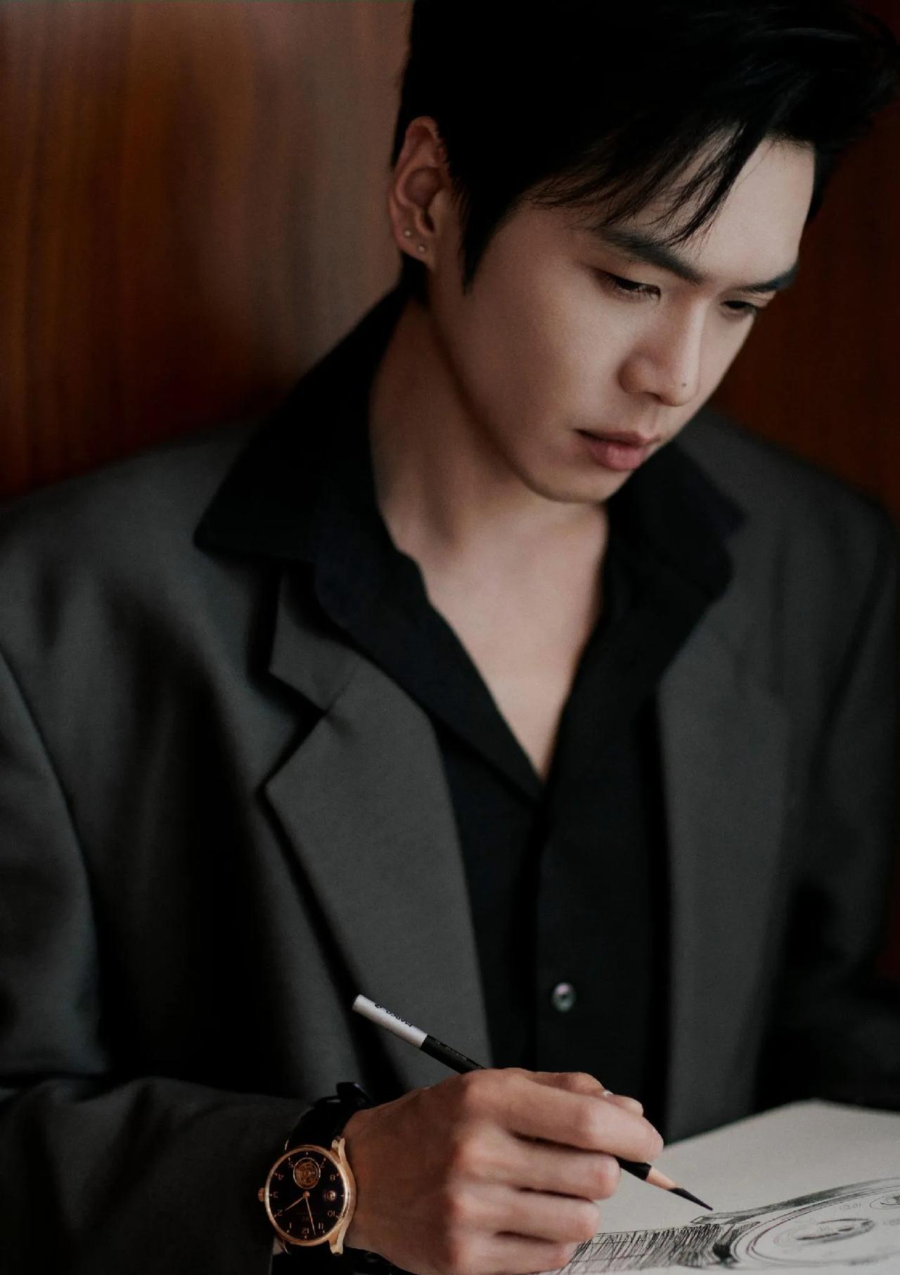 4月3日深夜，向来低调的张若昀突然发文，12分钟就收获万赞，原来是为参加《乘风2