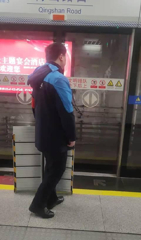 为南昌地铁点赞！坐地铁刚好碰到这一幕，提前等候，无缝衔接！

网友： 确实，我之