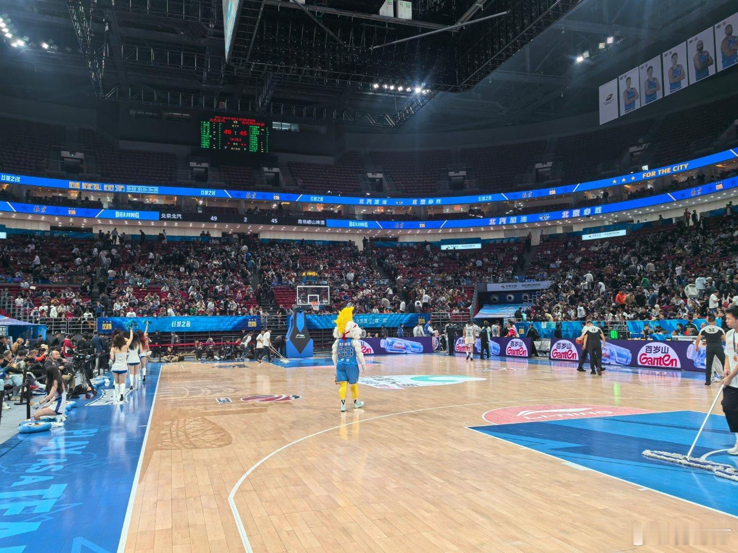 北京男篮vs青岛男篮 周琦上来被吹两犯，有点打乱战术计划，好在麦基把进攻端都扛下
