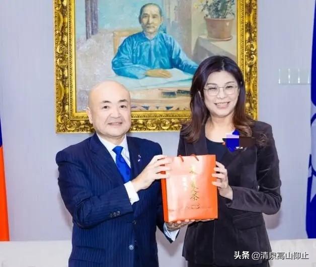 捐款还要搞仪式啊！

日本熊本地震一震，台湾政客乱蹦一通。继凯道大集会之后，台岛