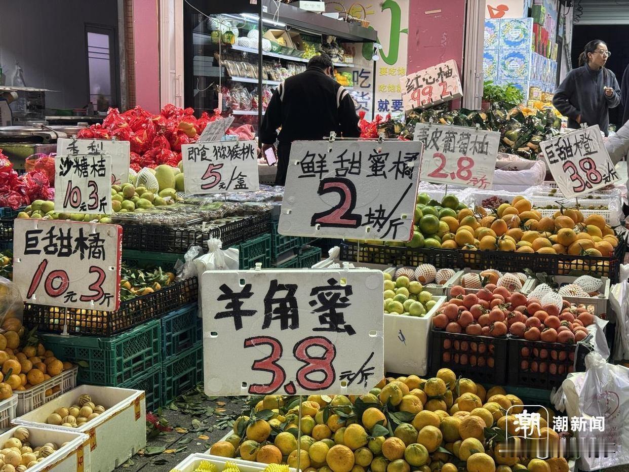最近，杭州九堡家苑一区的水果店在社交平台彻底火了。不少网友说这里“水果便宜得像批