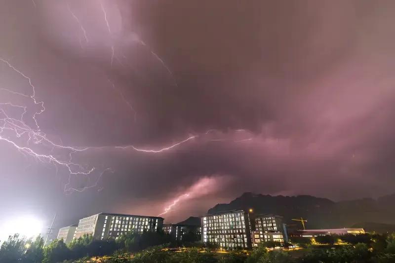 电闪雷鸣风雨起、
山水清秀春雷爆、
磅礴惊艳世间象、
风生水起云卷雾,
雁归巍峰