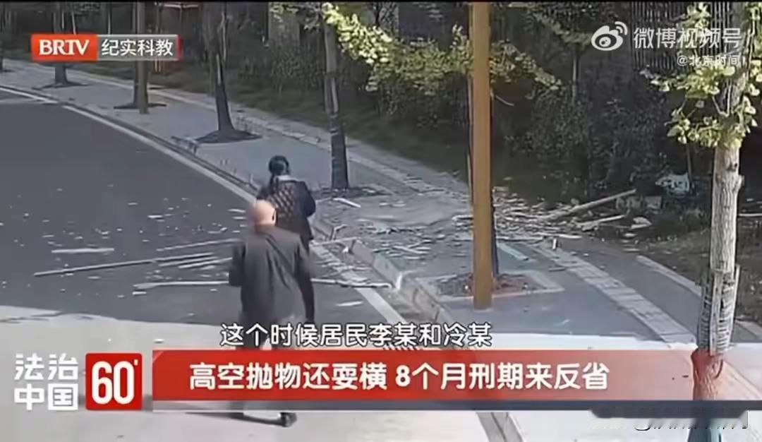 四川遂宁男子陈某为省事去打牌，20分钟内从5楼61次抛下数百斤建筑垃圾，碎渣溅到