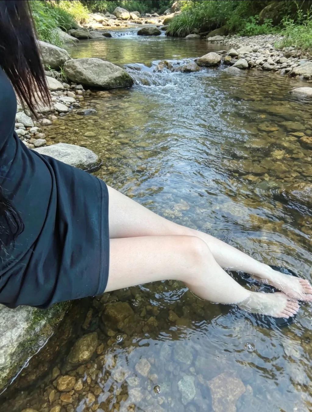 腿光滑
水清澈